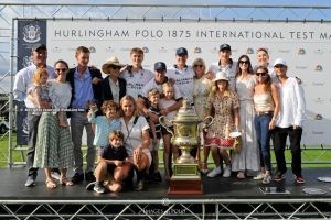 Inglaterra se quedó con la Coronation Cup