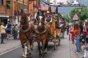 El colorido desfile de jugadores por las calles de Gstaad